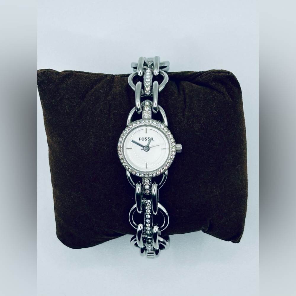 Fossil Women's Crystal Chain Link Silver Watch EUC in perfect working condition
